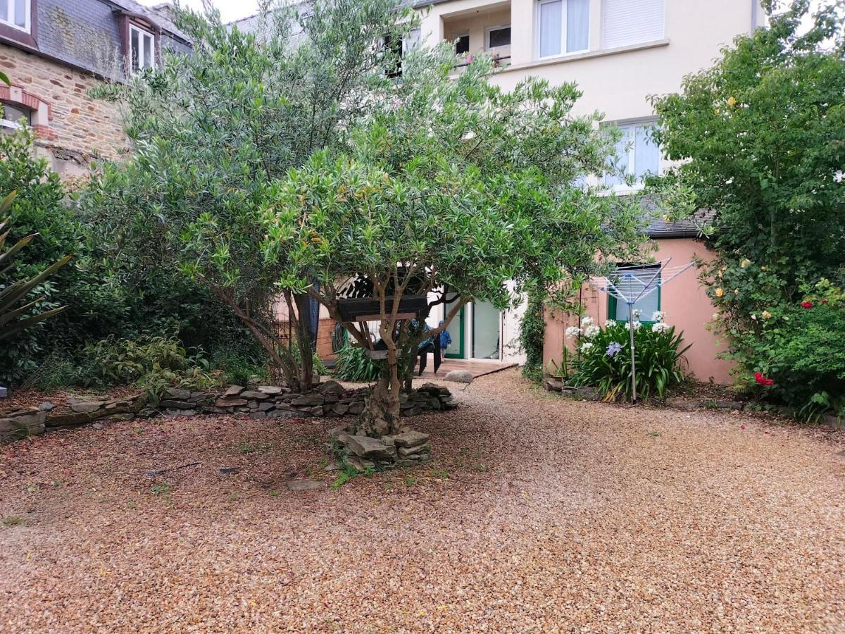 Appartement Au Centre Ville Avec Un Beau Jardin Prive Lannion Bagian luar foto